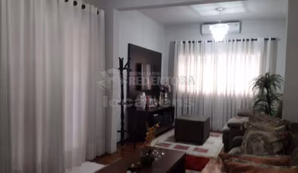 Boa Vista Casa com 03 dormitórios, 02 vagas de garagem.