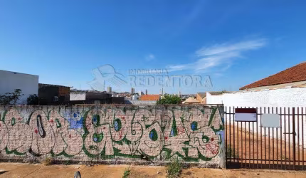Boa Vista - Terreno com 968 m² de área total, tendo uma testada de 22 metros