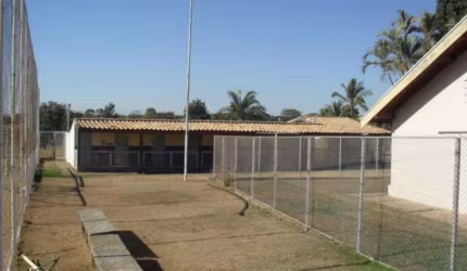 Jockey Club, Propriedade em bom local, com excelente lazer, tendo piscina, campo de futebol, vestiários, churrasqueira, e casas,