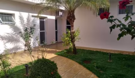 Jardim Bordon - Casa conservada com 04 dormitórios