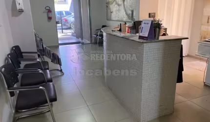 Redentora - Ótimo imóvel comercial com 3 salas de atendimento, 1 recepção e 1 w.c. Possui edícula com quintal no fundo.
