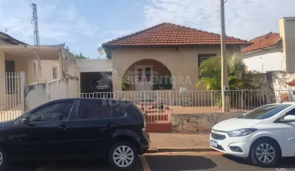 Casa / Padrão -  À Venda com 02 Dormitórios  na Vila Maceno
