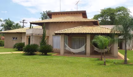 Casa com 04 suítes, aquecimento solar e area gourmet no Condominio Monte Carlo em Guapiaçu/SP.
