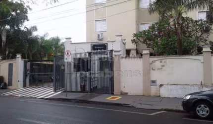 Apto de Cobertura, frente para Represa Municipal, tendo 3 dorms, com 2 vagas, bom para renda já alugado