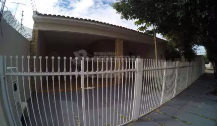 Boa Vista - Casa em bom local, boa para renda, 236 m² de construção, alugada, boa para renda