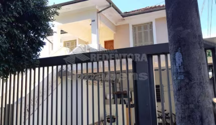 Vila Ercília Sobrado com 03 dormitório, 02 vagas de garagem.