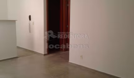 RIO IGUAÇU - Apto no primeiro andar, 2 dorms, vago, pisos em laminado e cerâmica, perto da portaria