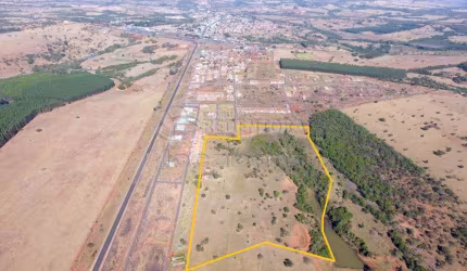 Terreno Área em Prata