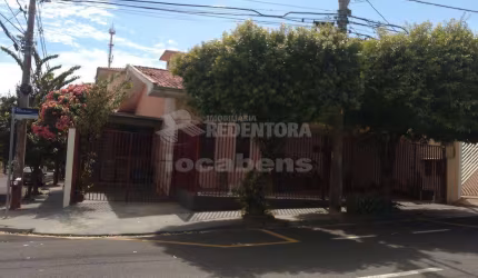 Casa 03 dormitórios com casa de fundos Vila Dório