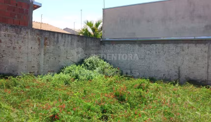 Aroeira II - Casa em bom local, com 2 dorms, sendo 1 tipo apto, quintal