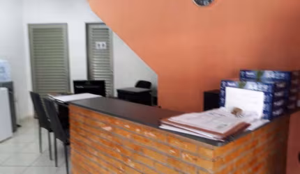 Casa Sobrado possui salão comercial e edícula São Francisco