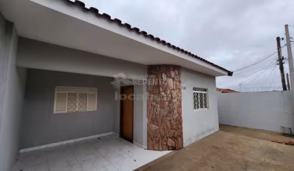 Jardim das Oliveiras divisa com Maria Lucia - Casa com 2 dorms, sala, coz, wc, varanda, quintal.