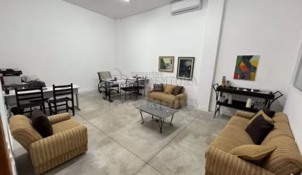Imóvel comercial, com barracão de pé direito duplo tendo 3.294,81m² de área construída, amplo estacionamento.