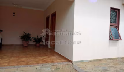 Casa localizada no bairro São Manoel / Jardim Panorama com 3 dormitórios e 2 vagas de garagem cobertas.
