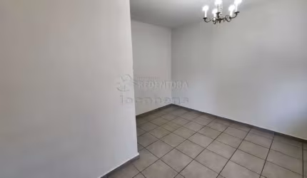 Centro - Casa com 04 dormitórios sendo 03 com armários e 01 suíte com closet