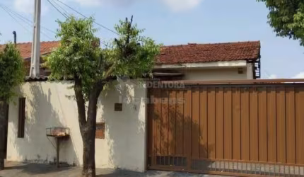 imóvel com 2 casas (frente e fundos) no Jardim Maria Lúcia