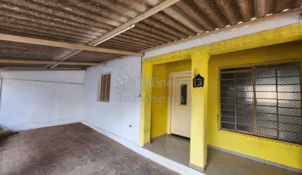 Casa com 2 dormitórios grandes no Centro