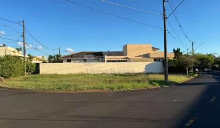 Terreno de Esquina no Condomínio Village Damha I