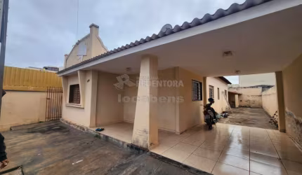 Casa de 03 dormitórios e 02 vagas de garagem no bairro Vila Moreira.