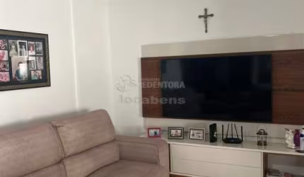 Apartamento de 3 dormitórios com armários no bairro Villa Imperial.