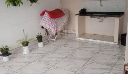 Parque da Cidadania - Casa tipo sobrado, em bom local, 3 quartos, sala, coz e wc.