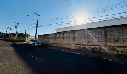 Frente p/ Av. Percy Gandini