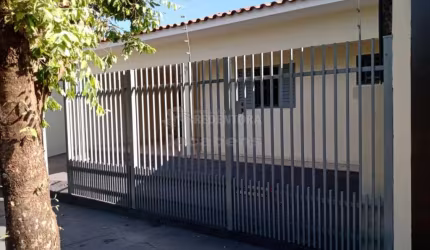 Parque das Aroeiras, casa de 03 dormitórios sendo 01 tipo apartamento, 02 vagas de garagem.