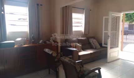 Casa Padrão com 2 dormitórios -sala-cozinha - 3 vagas de garagem