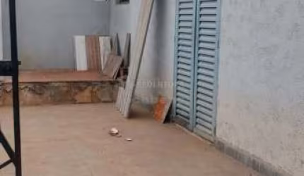 Venda de casa com 03 dormitórios no bairro Dom Lafaiete