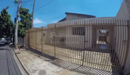 Venda de Casa com Edícula localizada no Bairro Jardim América.