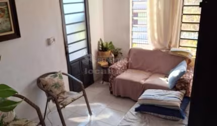 Casa para venda com 02 quartos no bairro Vila Santa Tereza.