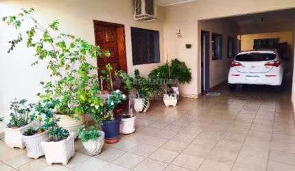 Ótima Casa Residencial para Venda - 3 Dormitórios / Jardim do Bosque
