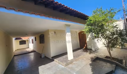 Locação de casa residencial com 03 dormitórios localizada no Bairro Vila Santa Cruz.