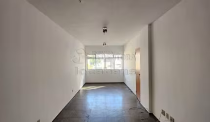 Locação de apartamento localizado no bairro Centro com 02 dormitórios e 1 vaga de garagem com elevador.