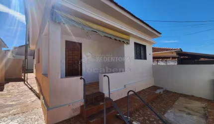 Casa no bairro Vila Angelica com 02 dormitórios.