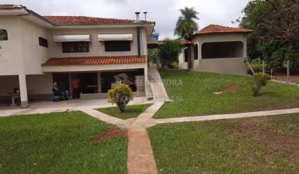 Venda de Chácara localizada no bairro Estância Santa Helena com 03 dormitórios.