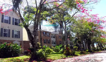 Casa com praia privativa localizada em condomínio em Angra dos Reis contendo 4 suítes, 2 vaga de garagem e vaga para lancha.
