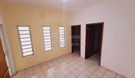 Casa de 03 Dormitórios e 02 garagens /  Bairro São Francisco.