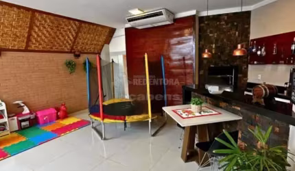 Casa com 03 dormitórios sendo 01 suíte completa com closet e hidromassagem no Condominio Golden Park
