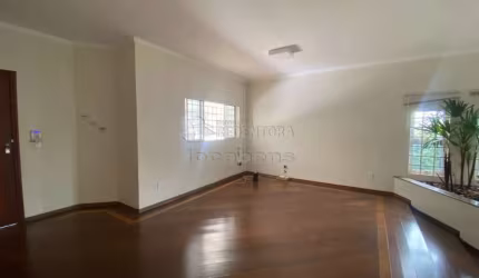 Excelente Casa Residencial para Locação - 3 Dormitórios, Jardim Redentor e 2 vagas de garagens cobertas.