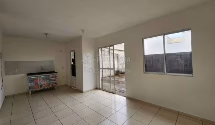Casa localizada no Residencial Parque da Liberdade II com 2 dormitorios e 2 vagas de garagem.