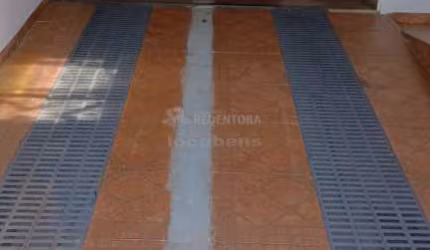 Eldorado Casa com 02 dormitórios, 01 vaga de garagem.