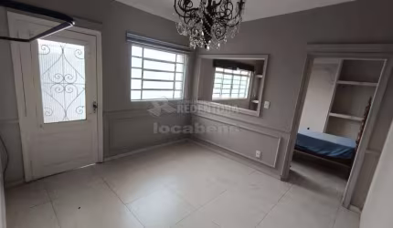 Casa de fundos com 03 dormitórios no Boa Vista