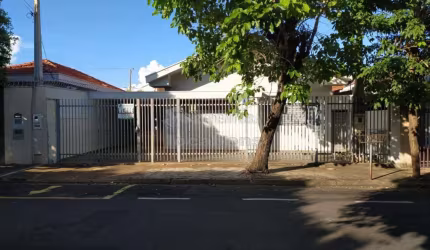 Roseiral - Casa em bom local, Entre José Bonifácio e Major Leo Lerro, com 3 dorms, 3 vagas, varanda e churrasqueira