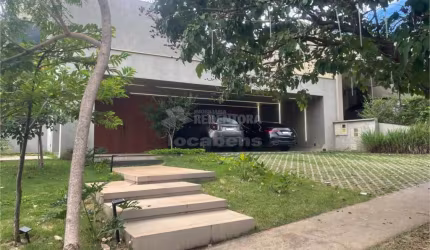Casa de Alto Padrão com 2 suítes para venda localizada no condomínio Quinta do Golf.