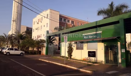 Apartamento térreo mobiliado Rio Reno. Com 2 dormitórios, 01 vaga de garagem.