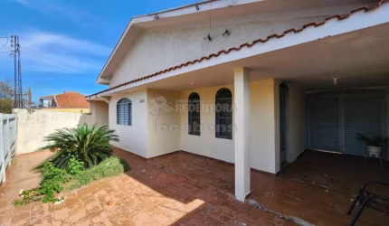 Jardim Urano - Casa residencial ou comercial de 03 dormitórios e 02 vagas de garagem cobertas