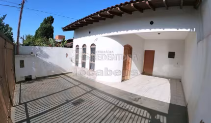 Casa com 03 dormitórios no Jardim Nazareth