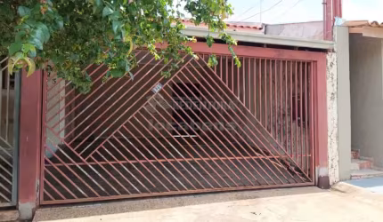 Casa localizada no Parque Estoril com 3 dormitórios e 2 vagas de garagem cobertas.