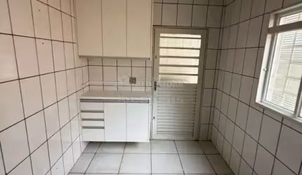 Casa de 03 dormitórios e 01 vaga de garagem no bairro Cidade Nova